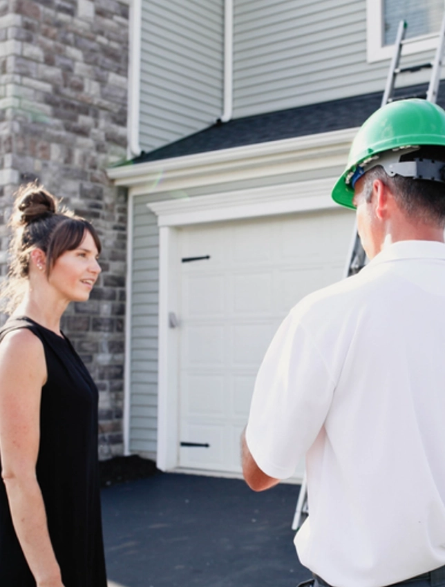 roofer doing consultation